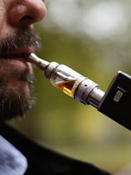 इलेक्ट्रॉनिक सिगरेट पर सरकार प्रतिबंध क्यों लगा रही है?